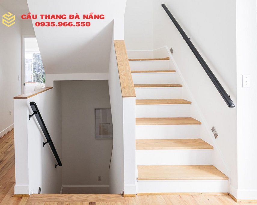Mẫu cầu thang nhà lệch tầng đẹp