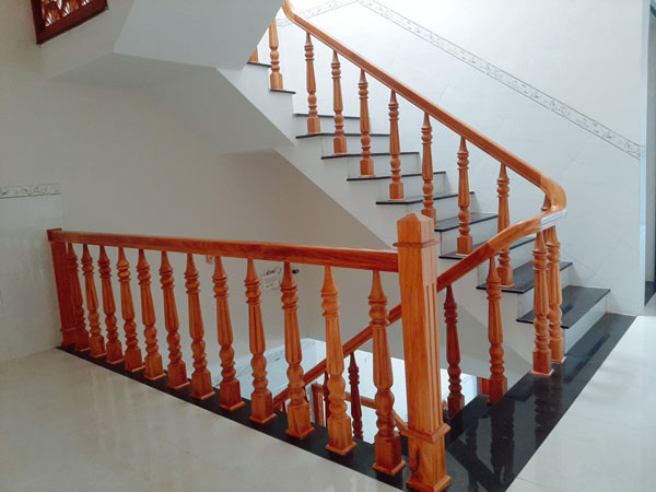 Cầu thang gỗ chữ U đơn giản được sử dụng phổ biến trong nhà phố