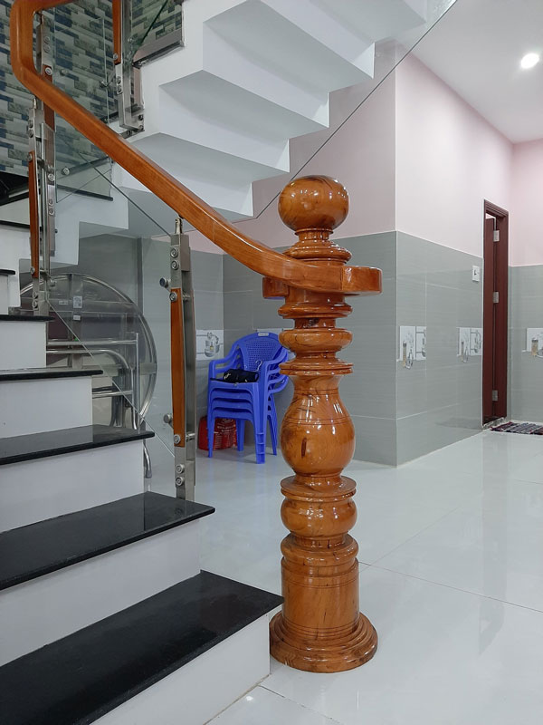 Trụ cầu thang gỗ xoan đào đẹp
