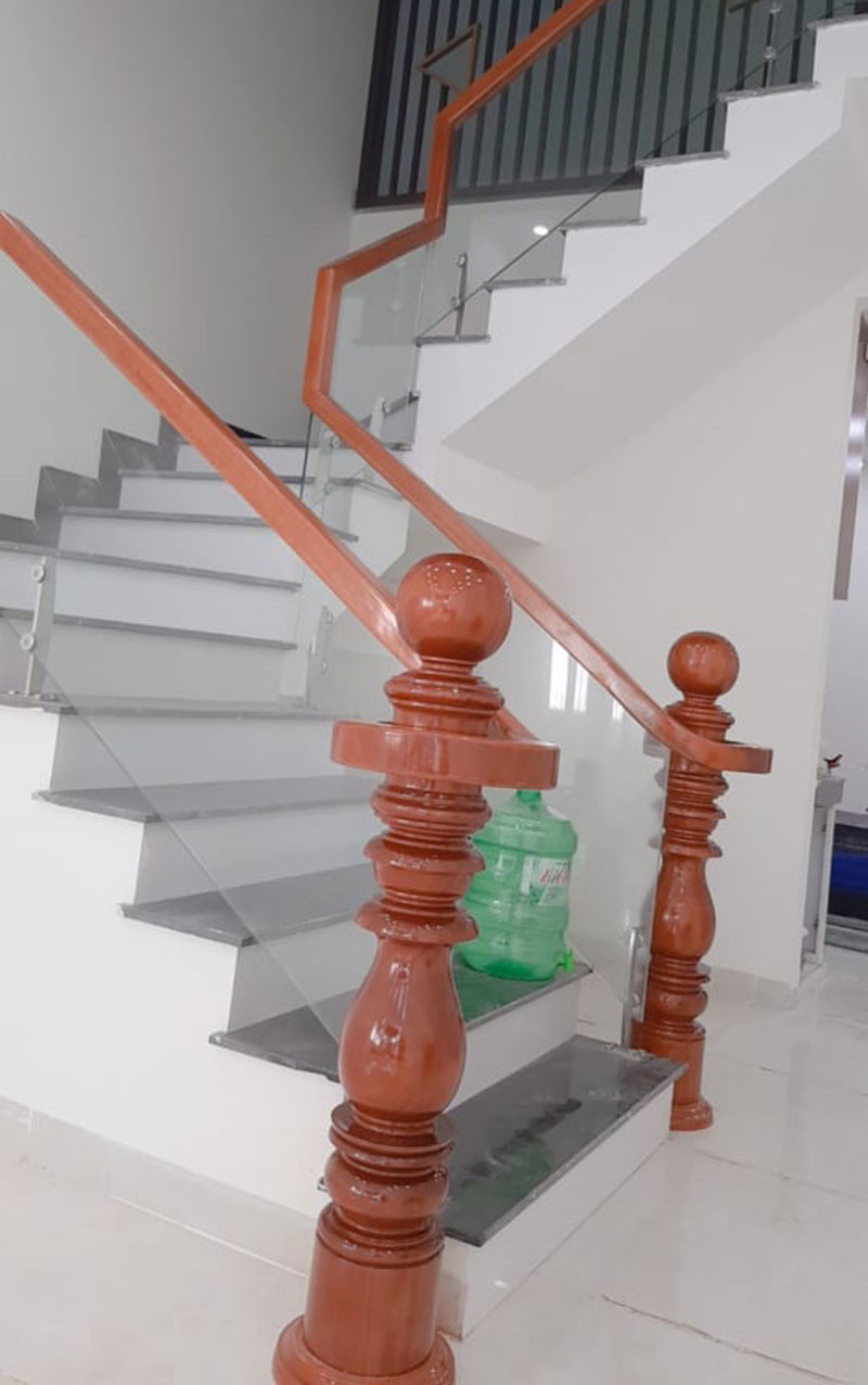Thi công cầu thang kính chân trụ gỗ tròn trơn cho nhà chị Loan đường Xuân Thủy