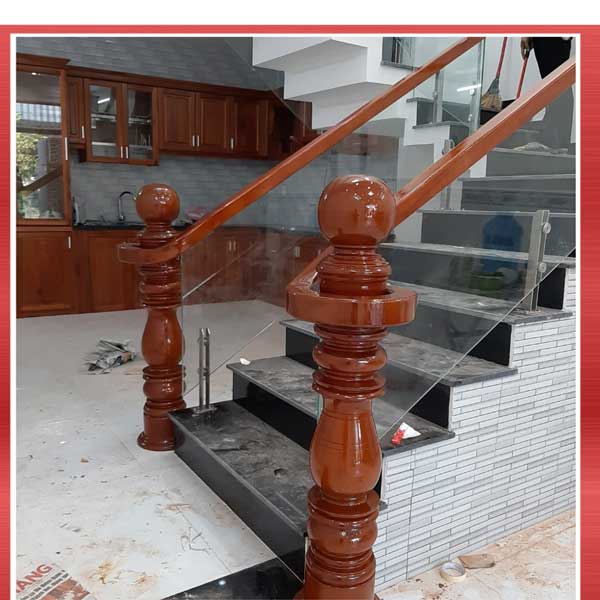 Mẫu cầu thang kính sử dụng chân trụ lửng nhà chị Hà, Đà Nẵng