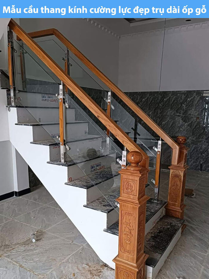 Mẫu cầu thang kính cường lực đẹp dành cho không gian nhà phố
