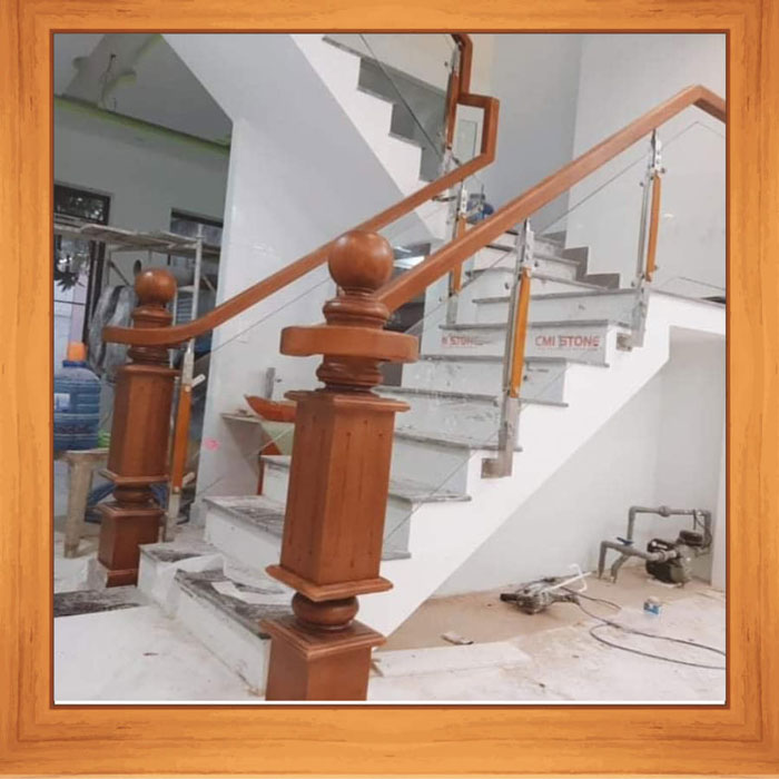 Mẫu cầu thang kính tay vịn gỗ đẹp được Tân Cảnh thi công