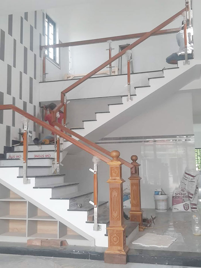 Mẫu cầu thang kính tay vịn gỗ đẹp