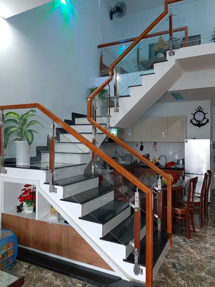 Cầu thang kính có khả năng chịu nhiệt và chống rung cao
