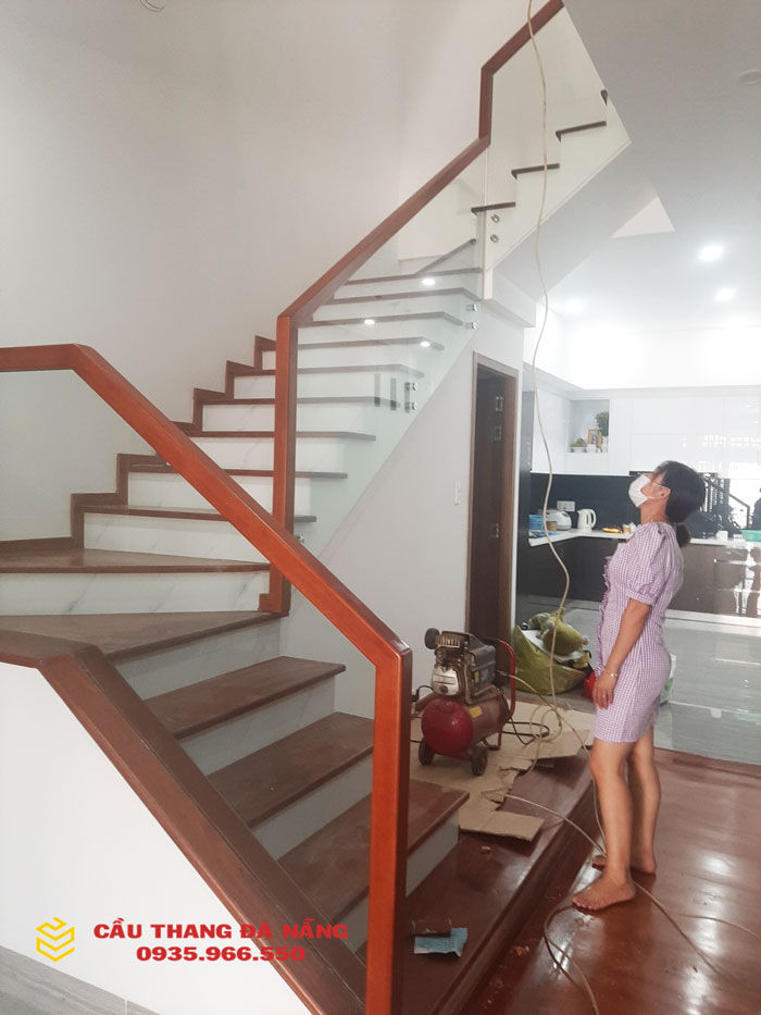 Cầu thang kính dạng lan can u âm sàn