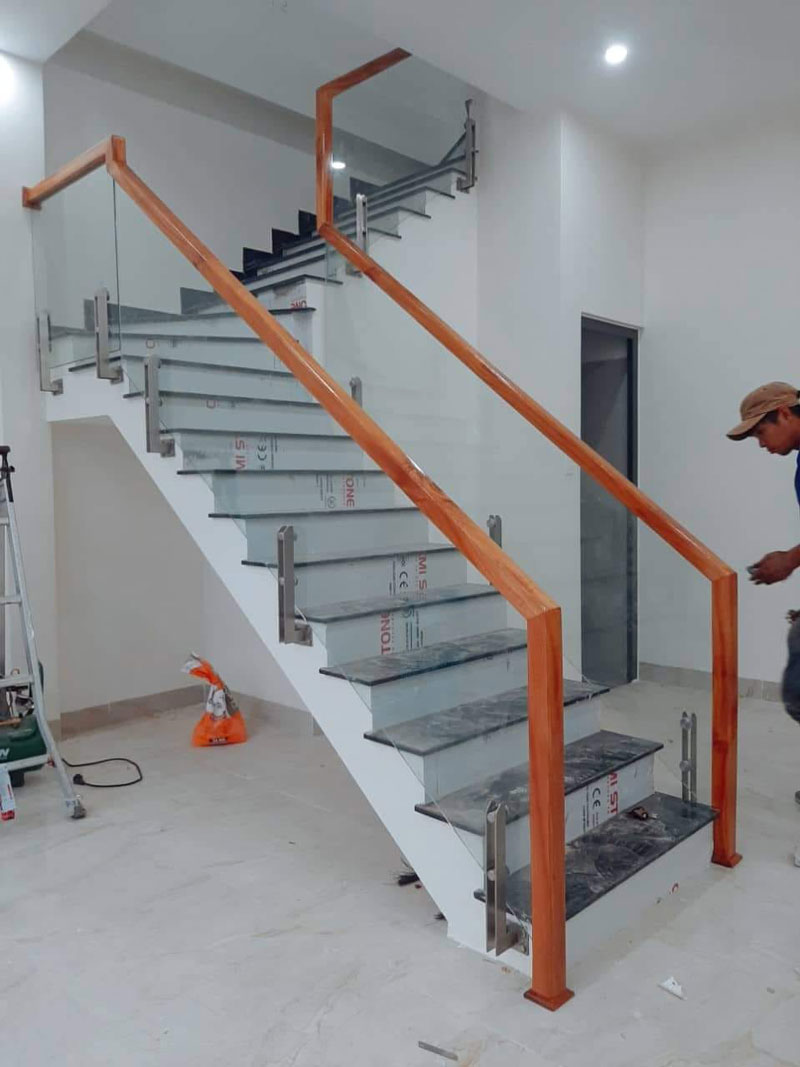 Hoàn thiện mẫu cầu thang kính nhà anh Quốc tại Liên Chiểu