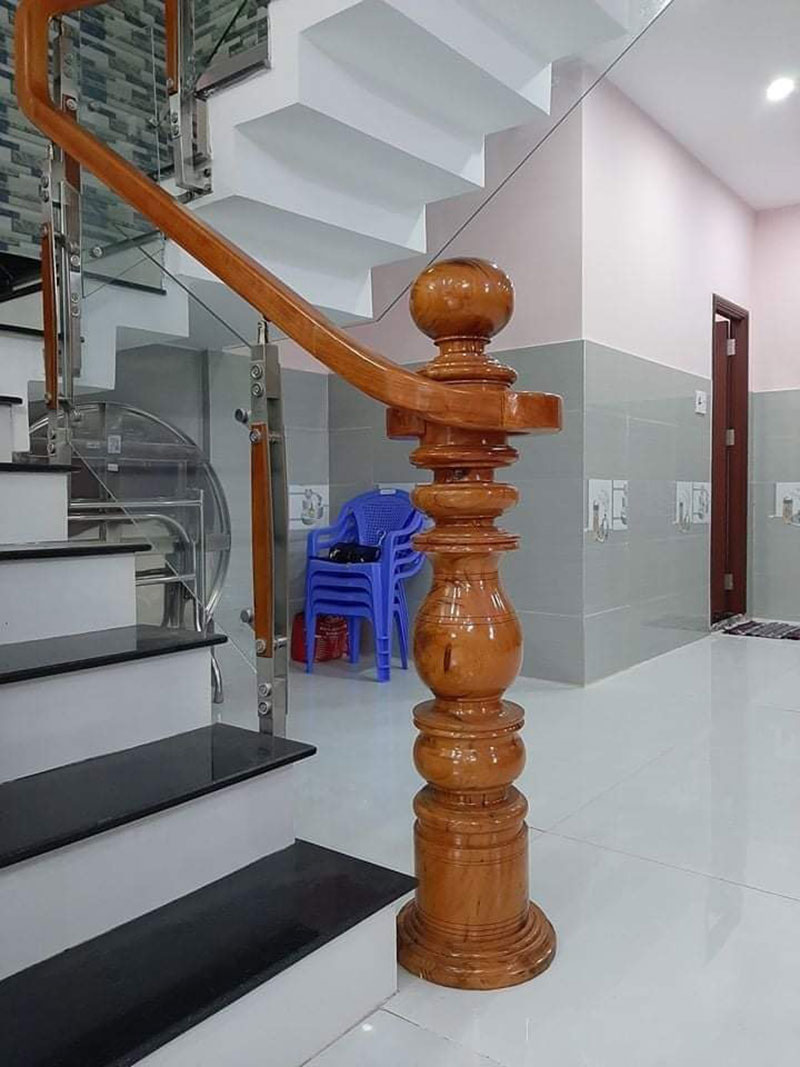 Thi công cầu thang kính trụ gỗ tròn Xoan Đào cho nhà chị Tuyến đường Âu Cơ