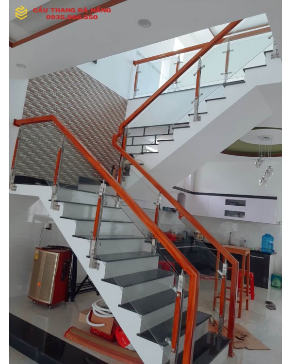 Cầu thang kính tay vịn gỗ chân trụ cao