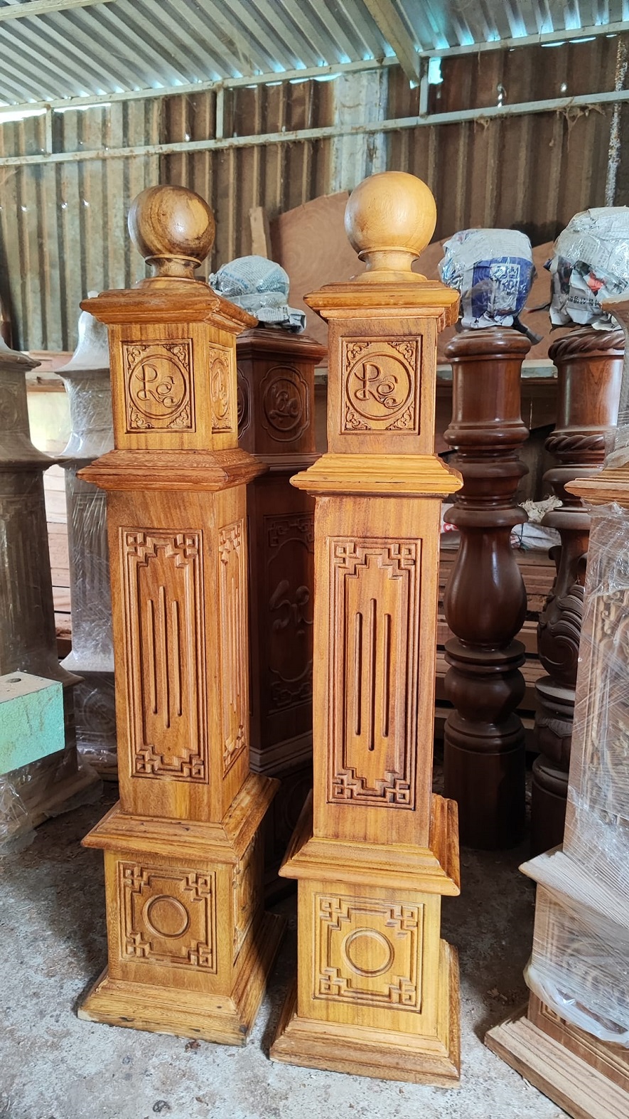mẫu trụ gỗ vuông cầu thang