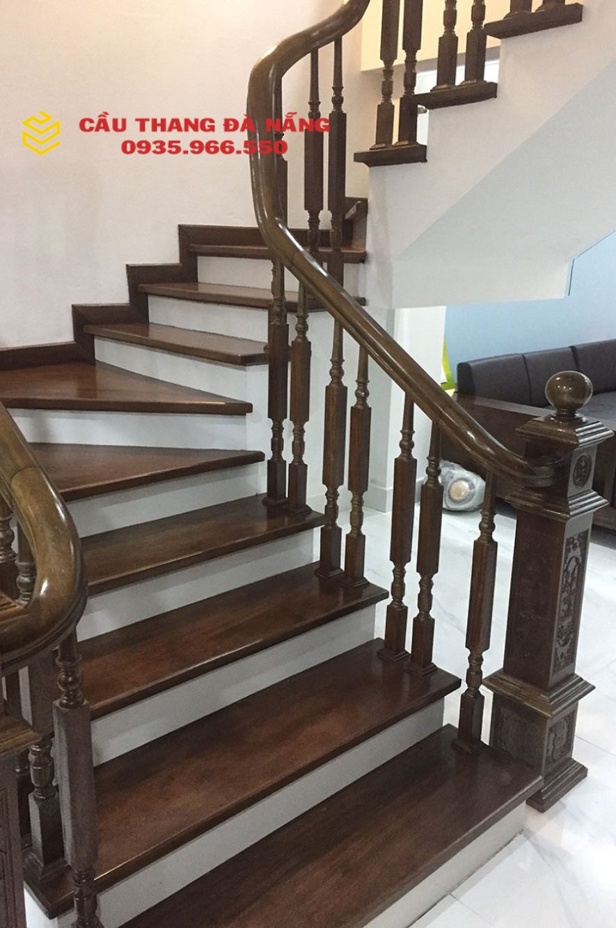 Thiết kế lan can cầu thang gỗ dáng tròn nhẹ nhàng