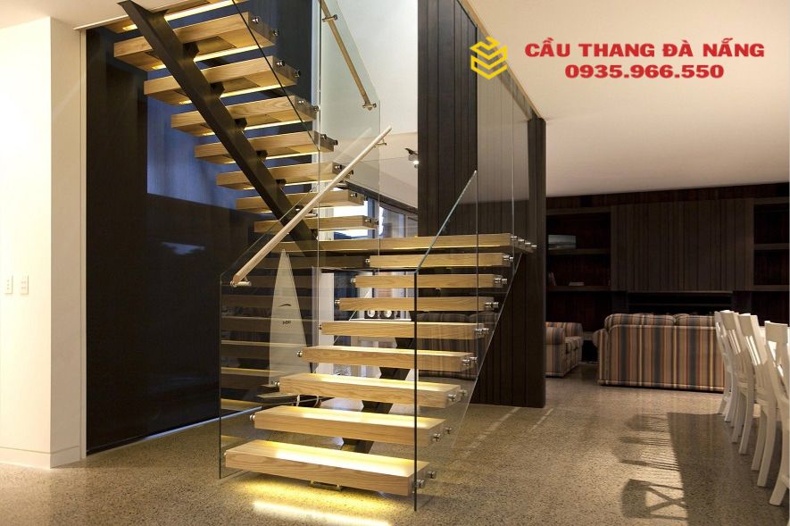 Sử dụng lan can cầu thang bằng kính giúp ngôi nhà trở nên thoáng mát hơn