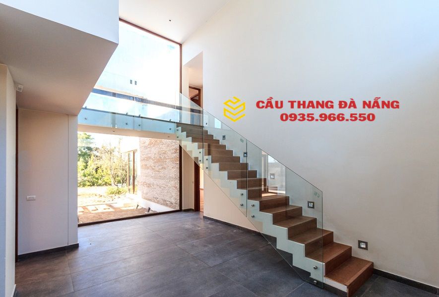 Không gian căn nhà được mở rộng hơn nhờ lắp đặt lan can cầu thang kính