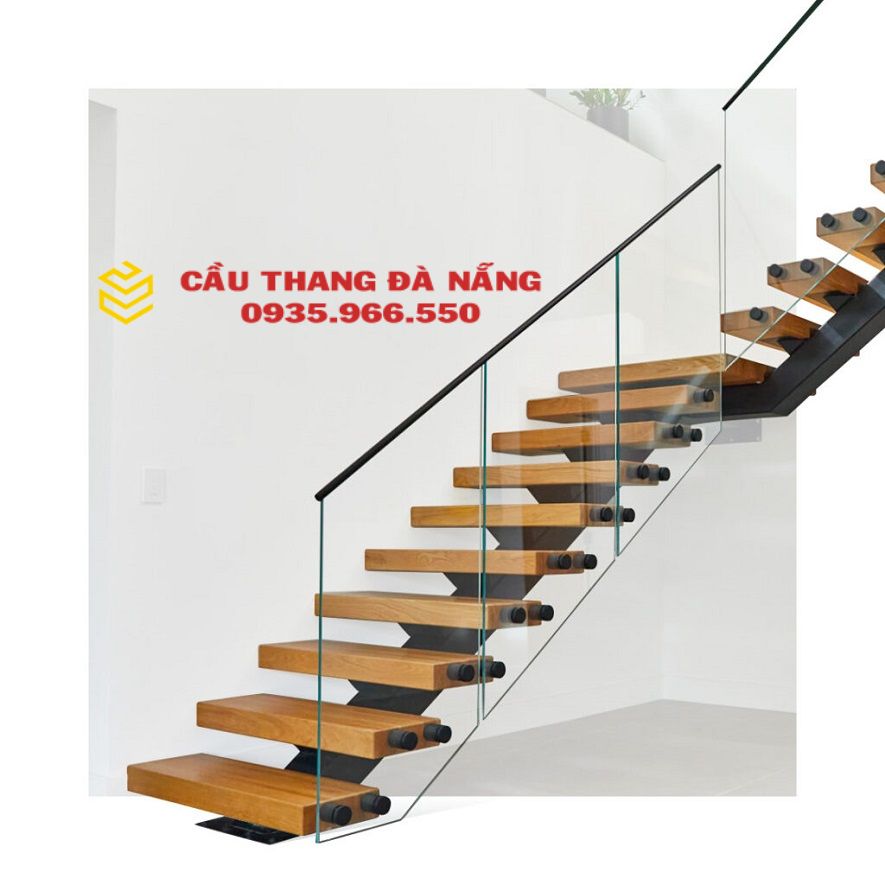Mẫu cầu thang lan can kính kết cấu dạng xương cá 