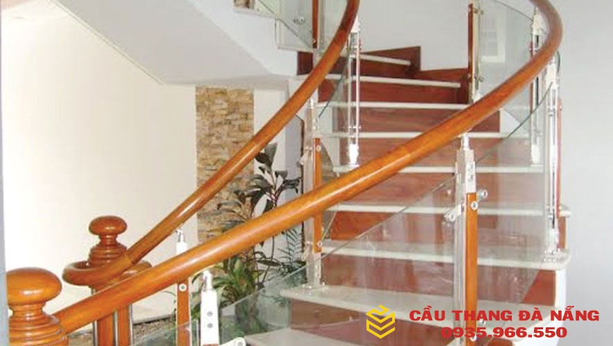 Mẫu cầu thang gỗ kính tròn 