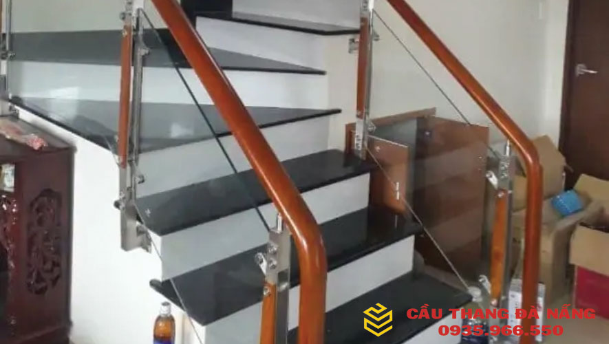 Mẫu cầu thang gỗ kính thẳng và trụ lửng 