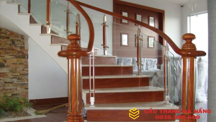 Mẫu cầu thang gỗ kính trụ cao 