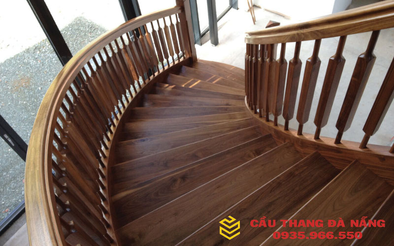 Có nên sử dụng gỗ óc chó để làm cầu thang không