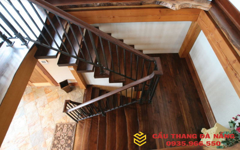 Mẫu kiểu cầu thang vuông kết hợp với khung sắt phù hợp cho mọi thiết kế của căn nhà 