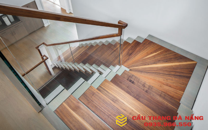 Mẫu kiểu cầu thang kết hợp với kính cường lực 