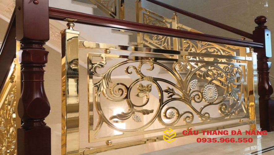 Mẫu gỗ cầu thang gỗ tân cổ điển dát vàng