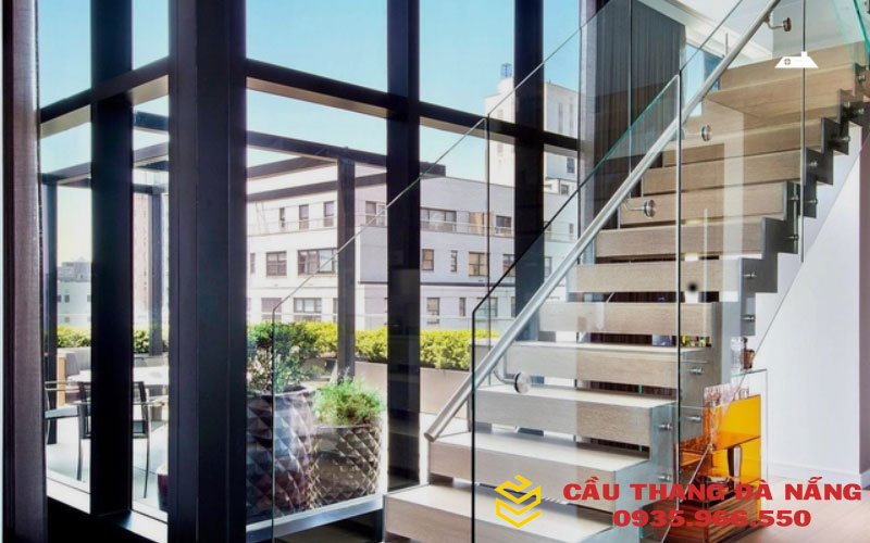 Mẫu ziczac kết hợp với kính cường lực 