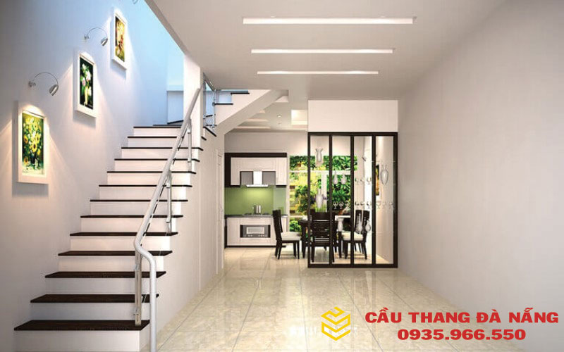 Những ưu điểm vượt trội mà mẫu cầu thang dọc mang đến cho nhà ống 