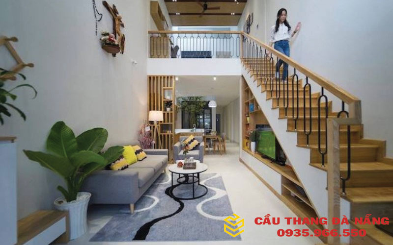Mẫu cầu thang dọc được làm từ nguyên liệu chính là gỗ và kết hợp với lan can được làm bằng sắt 