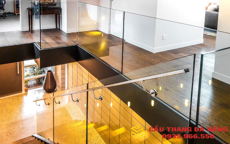 Những lưu ý cần thiết khi sử dụng mẫu cầu thang kính âm sàn 