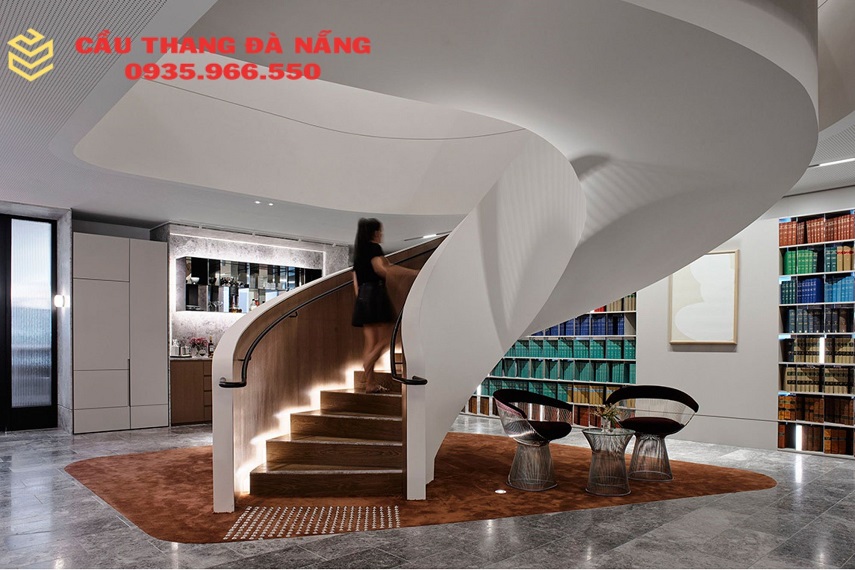 Mẫu cầu thang nhà lệch tầng xoắn ốc