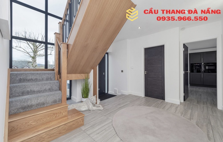 Mẫu cầu thang nhà lệch tầng bậc cao ngắn