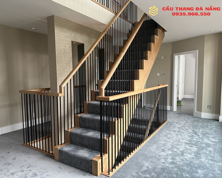 Mẫu cầu thang đặt ở chính giữa khu vực các tầng