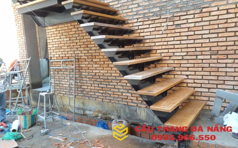Những lưu ý khi thi công và thiết kế cầu thang giành cho nhà ống