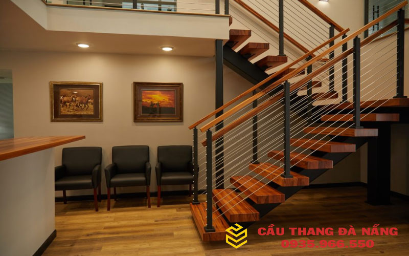 Khung bảng mẫu cầu thang đang được sử dụng để chống lại hiện tại