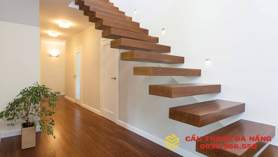 Mặt bậc cầu thang gỗ tự nhiên đẹp dành cho nhà phố