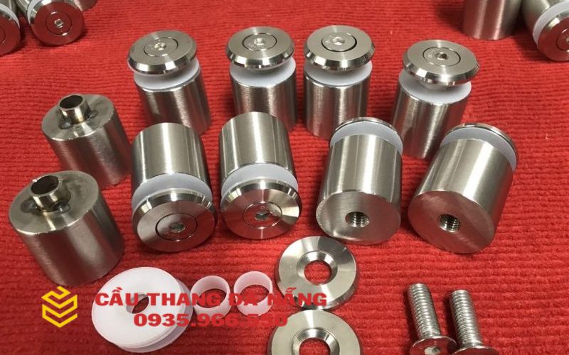 Phụ kiện pad giúp cho cầu thang kính hoạt động ổn định