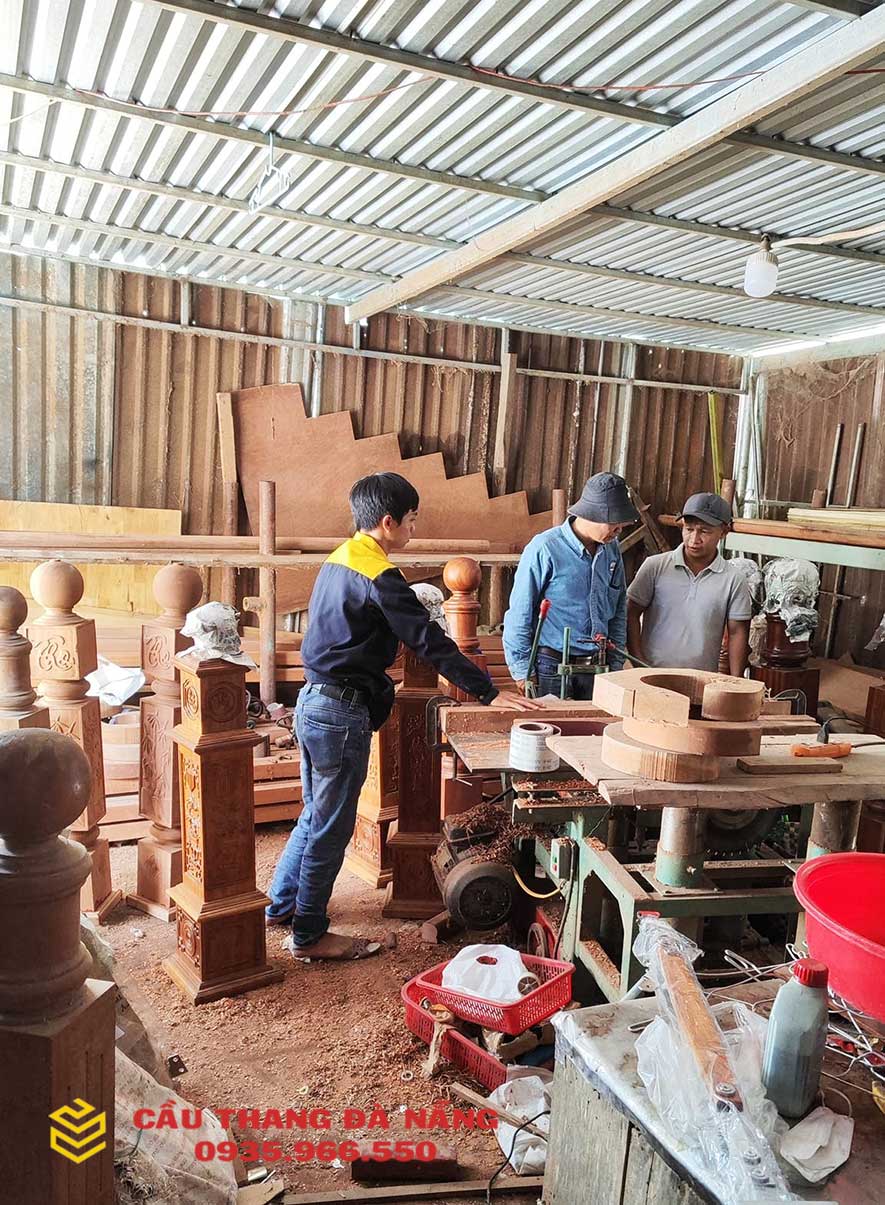 Gia công trụ cầu thang tại xưởng ở Cẩm Lệ , Đà Nẵng