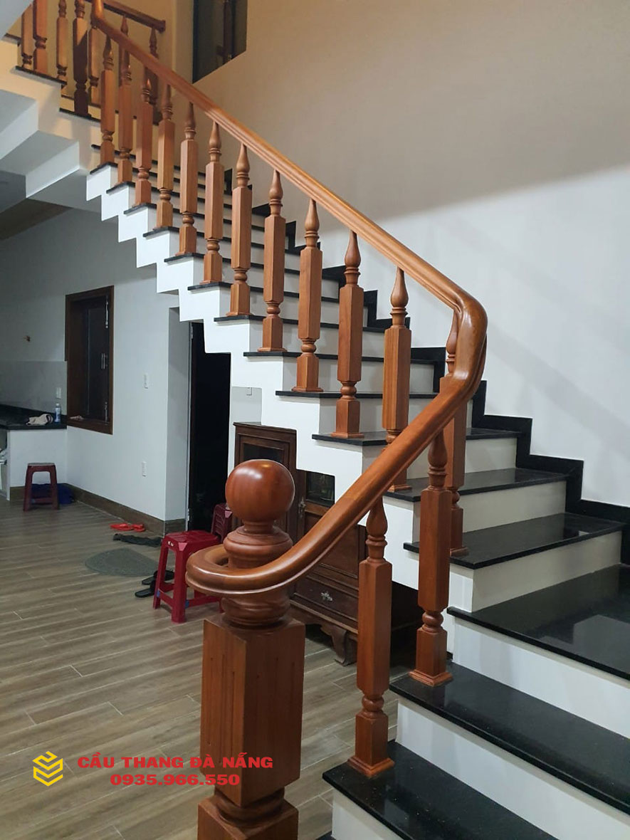 Thi công cầu thang gỗ chữ L cho khách hàng tại quận Hải Châu, Đà Nẵng