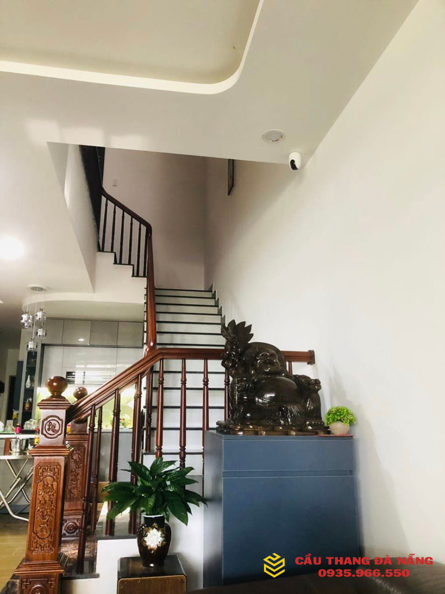 Thi công cầu thang gỗ suốt xoắn cho khách hàng tại Ngũ Hành Sơn, Đà Nẵng