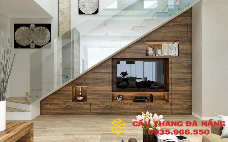 Gầm càu thang đặt tivi giúp gắn kết tình cảm gia đình 