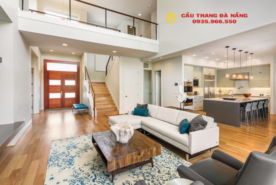 Cầu thang gác lửng làm bằng gỗ hòa hợp với tổng thể căn nhà