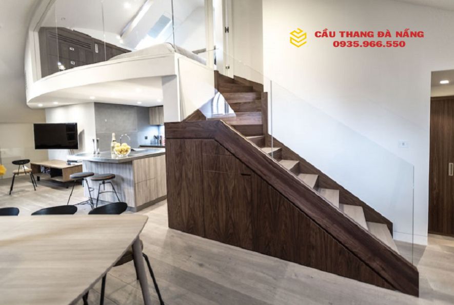 Cầu thang gỗ có lan can kính hiện đại cho gác lửng
