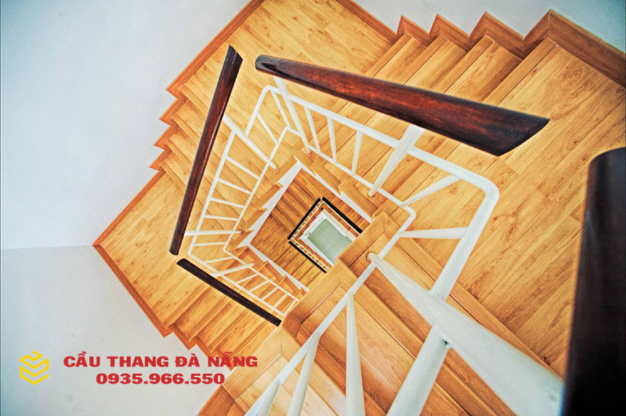 Cầu thang gỗ Lim Nam Phi được thiết kế hiện đại