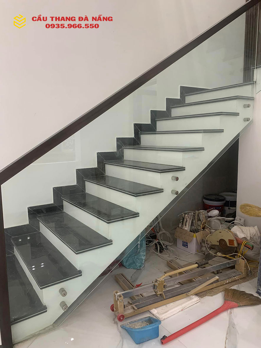 Cầu thang kính cường lực dạng pad inox