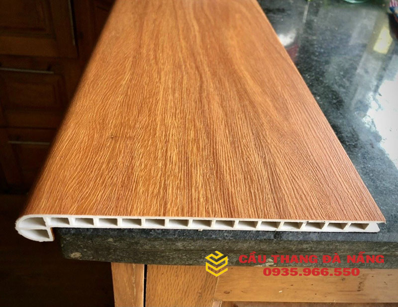 ốp cầu thang nhựa giả gỗ