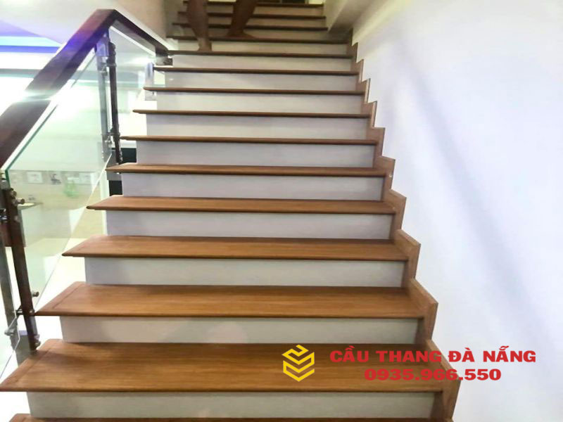 Cầu thang ốp nhựa giả gỗ