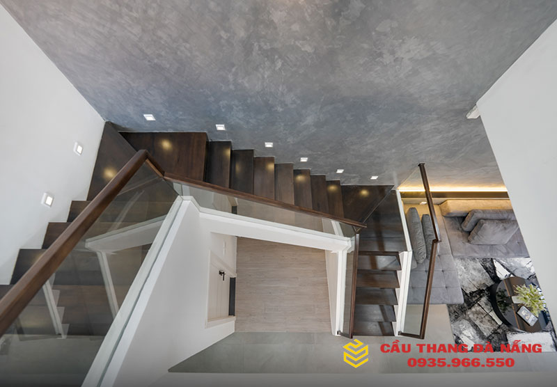 Cầu thang nhựa giả gỗ và những lưu ý quan trọng cần biết khi thi công
