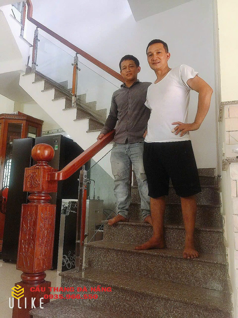 Hoàn thiện bàn giao cầu thang kính cho khách hàng