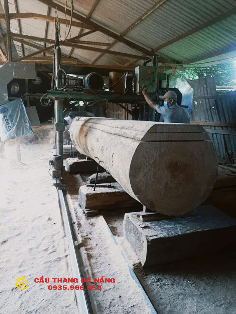 Công đoạn cắt xẻ gỗ ra các khối phù hợp để làm trụ cầu thang
