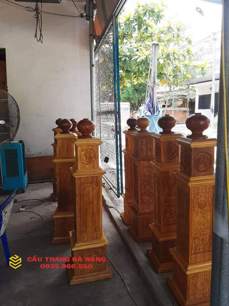 Trụ cầu thang được chuẩn bị để vận chuyển tới công trình tại đường Tôn Đản